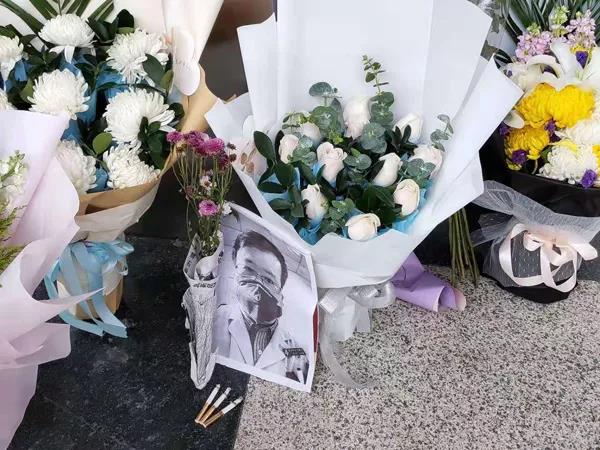 武汉市中心医院门外摆放了许多悼念的鲜花.jpg 武汉市中心医院门外摆放了许多悼念的鲜花.jpg