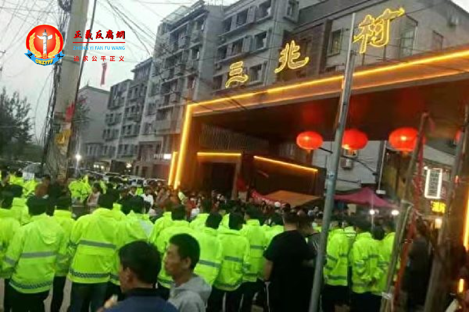 西安市雁塔区曲江街道办的千年古村,也是西安最大、最后一个城中村——三兆村面临强拆。当地政府调动数千名黑保安进村逼迁。.png 西安市雁塔区曲江街道办的千年古村,也是西安最大、最后一个城中村——三兆村面临强拆。当地政府调动数千名黑保安进村逼迁。.png