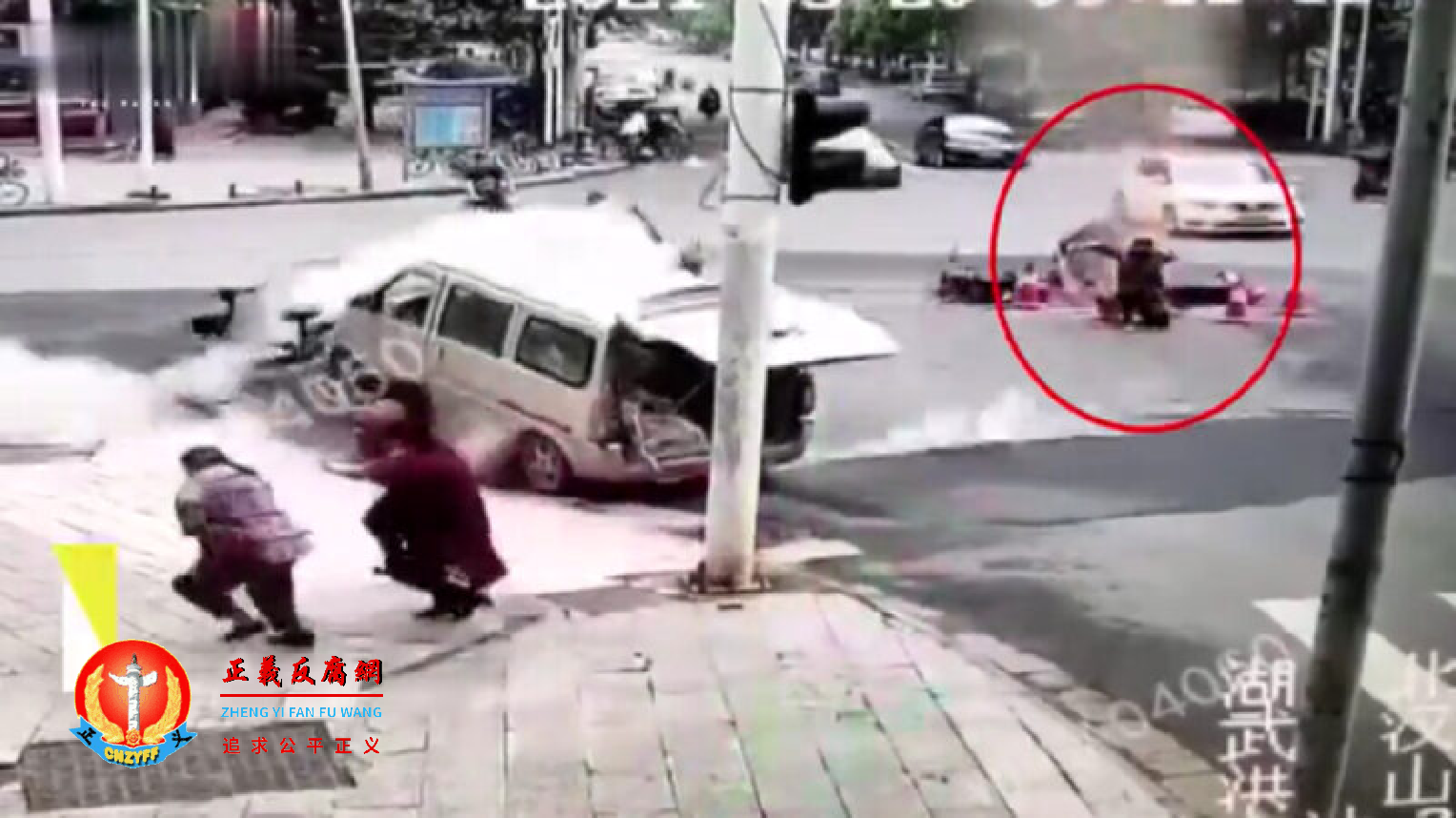 多名工人正在施工期间,地底突然发生爆炸起火,路面瞬间爆开碎裂,多人被“弹飞”。.png 多名工人正在施工期间,地底突然发生爆炸起火,路面瞬间爆开碎裂,多人被“弹飞”。.png