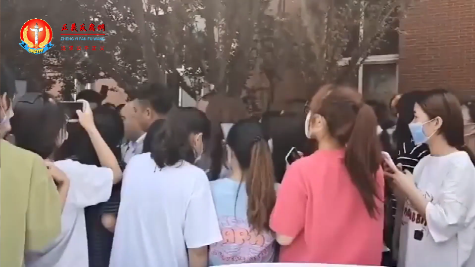 微视新闻｜学生怒喊“凭什么打人” 山西高...