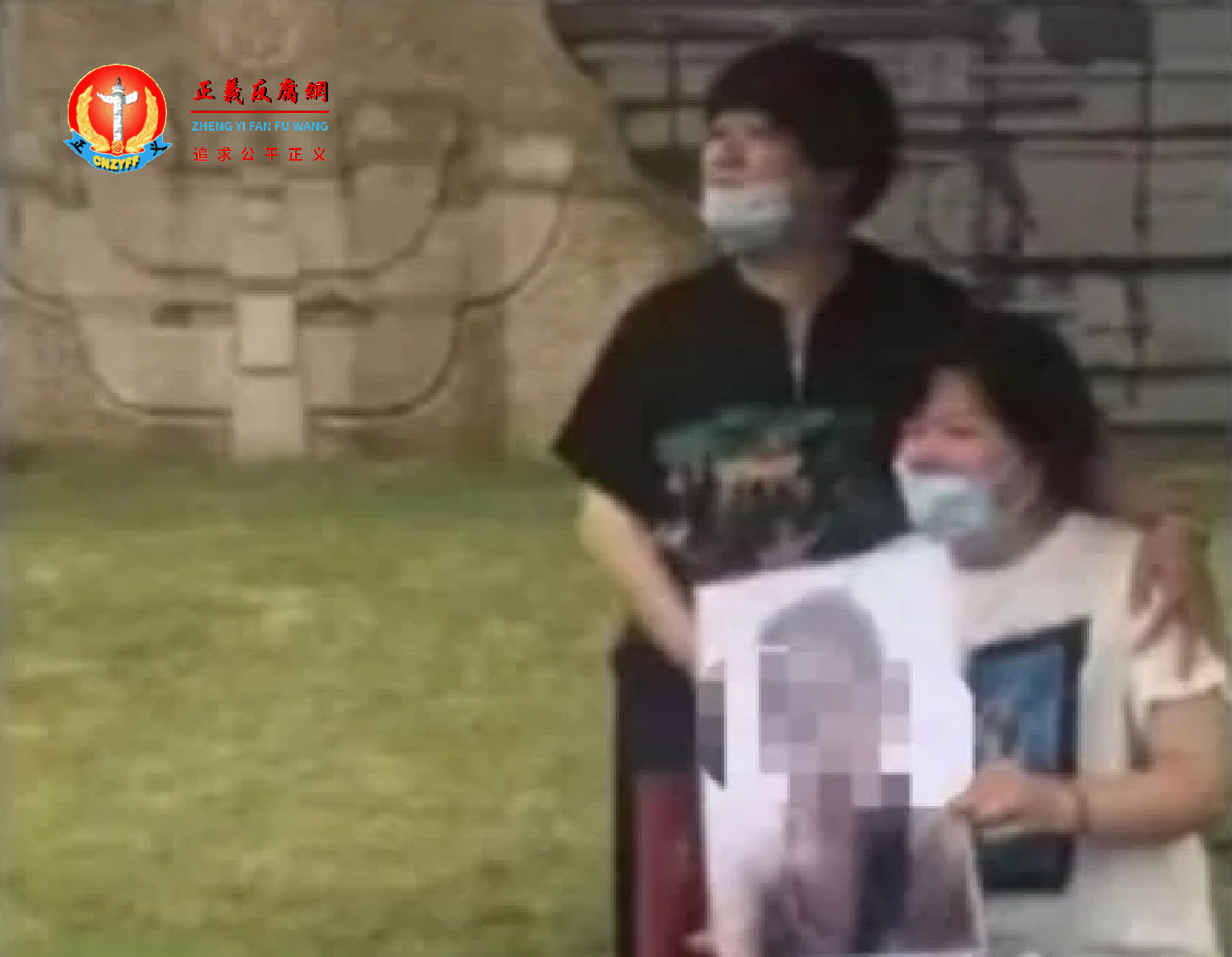 死者家属在校门口举死者照片发传单,才使得案情曝光。.png 死者家属在校门口举死者照片发传单,才使得案情曝光。.png