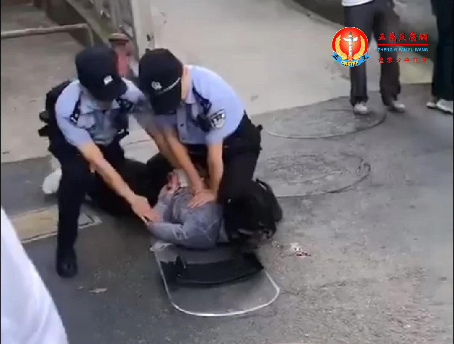 安徽安庆行凶者被警方控制.png 安徽安庆行凶者被警方控制.png